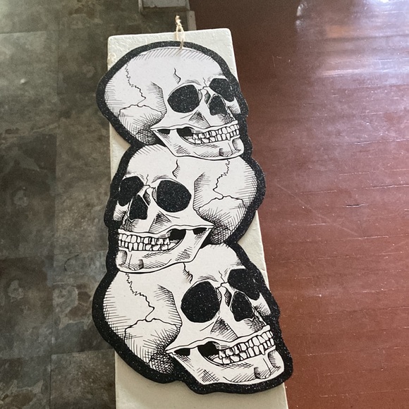 NWT- 24” Sparkling Black Glittered Stacked Skulls 💀Wooden Halloween Decor Sign - Picture 10 of 11